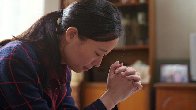 bible study | a Christian praying to God